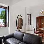 Guesthost - Casa Cinzia Lungomare Exclusive Flat باري